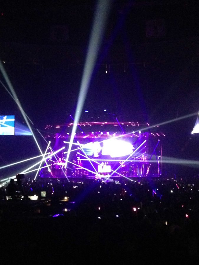 Neon lights shine during Demi Lovatos performance.