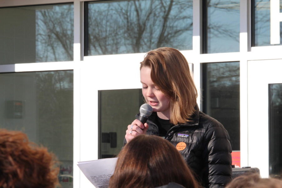 junior Carolyn Fritz reads junior Isabel Bergersons speech at the head of the protest group