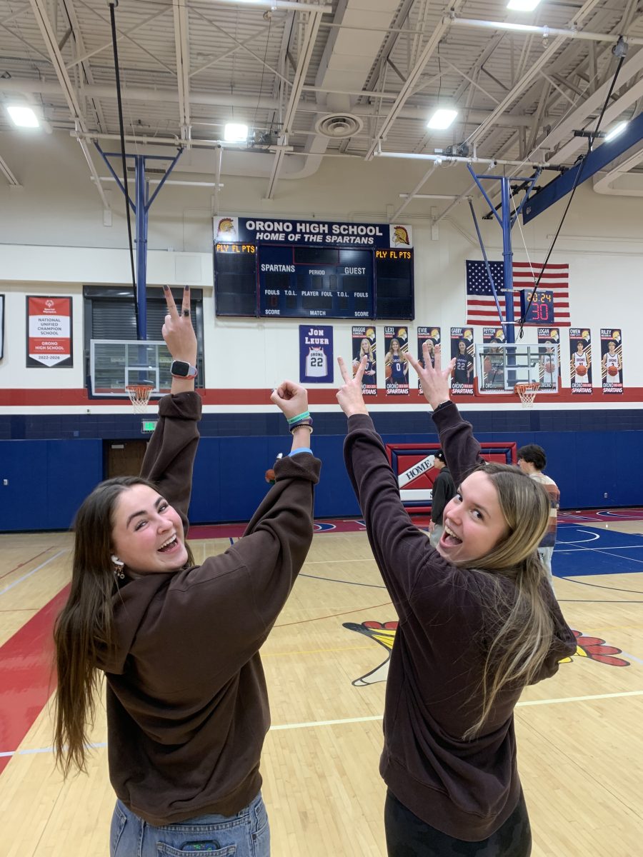 Jade Abed and Payton Litz hold up 2024 using their hands!